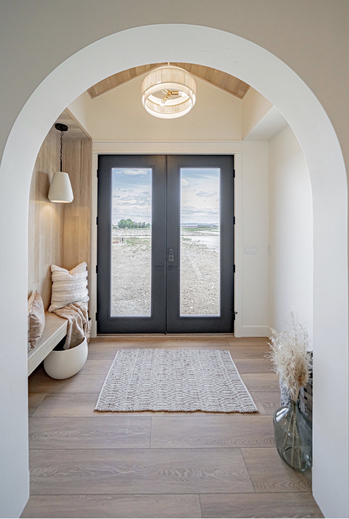 Arched entry hall with a built-in bench